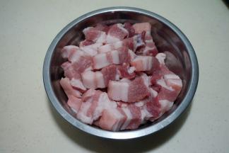 1.	带皮五花肉清洗干净，切成两公分厚的块；