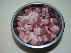 1.	带皮五花肉清洗干净，切成两公分厚的块；