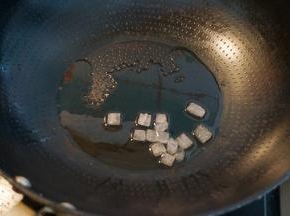 2.	炒锅中倒一点点油，放入一小把冰糖；