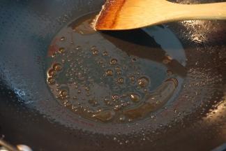 3.	中小火炒出焦糖色；