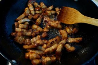 4.	将五花肉块倒入锅中翻炒，一定要中小火噢；将肉块中的油脂煸出来，多余的油可以倒掉，也可以用来炒菜不浪费；