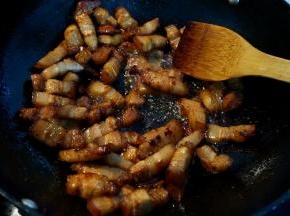 4.	将五花肉块倒入锅中翻炒，一定要中小火噢；将肉块中的油脂煸出来，多余的油可以倒掉，也可以用来炒菜不浪费；