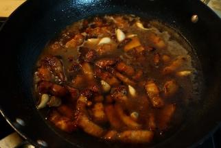 6.	沿着锅边倒入热水，不要倒在肉块上，这样焦糖色就能很好地保留在肉块表面了，也不要翻动肉块；盖盖子，小火焖烧30分钟；