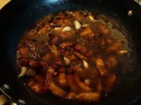 6.	沿着锅边倒入热水，不要倒在肉块上，这样焦糖色就能很好地保留在肉块表面了，也不要翻动肉块；盖盖子，小火焖烧30分钟；