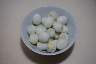7.	鹌鹑蛋煮熟剥皮；告诉你一个去鹌鹑蛋的小窍门，煮熟的蛋放在一个阔口瓶子里，盖盖子，稍用力左右摇晃10秒，可轻松去皮而且颗颗完整；