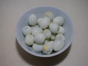 7.	鹌鹑蛋煮熟剥皮；告诉你一个去鹌鹑蛋的小窍门，煮熟的蛋放在一个阔口瓶子里，盖盖子，稍用力左右摇晃10秒，可轻松去皮而且颗颗完整；