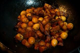 8.	将鹌鹑蛋倒入锅中，再放少许盐，混合均匀，继续小火焖烧30分钟左右；收汁，留少量的汤汁，附着在肉块和鹌鹑蛋表面，好看有滋味！