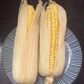 玉米最里面几片叶子不要摘去，洗干净。