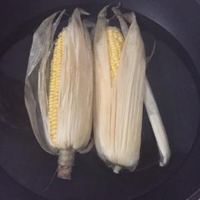 锅中放入清水，将玉米放入。煮20分钟。