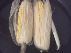 锅中放入清水，将玉米放入。煮20分钟。