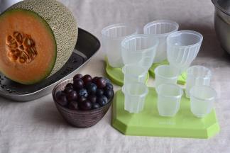 1.哈密瓜、葡萄清洗干净，冰棍模具冲洗干净；