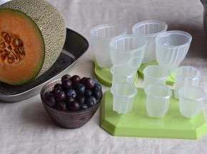 1.哈密瓜、葡萄清洗干净，冰棍模具冲洗干净；