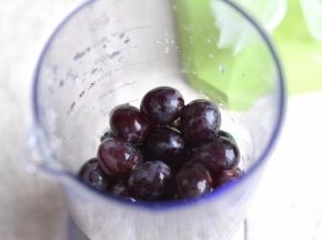 2.葡萄尽量选无籽的，入料理杯中；