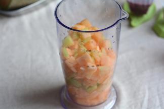 5.哈密瓜去皮去籽切丁，入料理杯中；