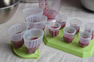 4.想要细腻的口感就过筛，如果不那么讲究就连皮一起直接倒入冰棍模具中，只倒半杯即可；