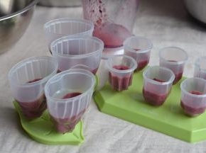 4.想要细腻的口感就过筛，如果不那么讲究就连皮一起直接倒入冰棍模具中，只倒半杯即可；