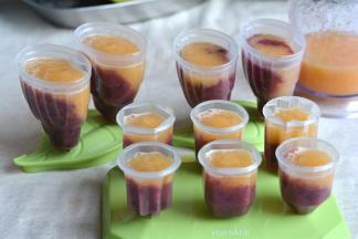 7.将哈密瓜汁缓缓倒入冰棍模具中，如果想要分层明显，可以准备一只小卵子，将果汁倒在勺背上，这样就能比较均匀地布在葡萄汁表面而不会混合了；