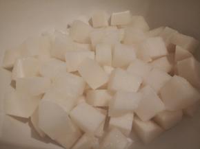 白萝卜去皮，切丁