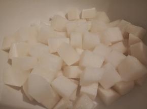 白萝卜去皮，切丁