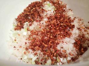 生姜，蒜，萝卜，苹果，梨，粗辣椒粉，白糖，鸡精半勺放一起，和腌制好的萝卜拌一起