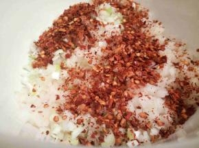 生姜，蒜，萝卜，苹果，梨，粗辣椒粉，白糖，鸡精半勺放一起，和腌制好的萝卜拌一起