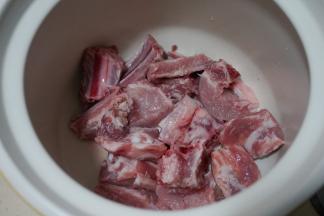 1.	猪排骨剁小块，洗去骨头残渣；