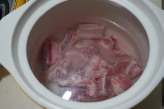 2.	入电炖锅中，根据食用量加入清水；用电饭煲也可以噢；