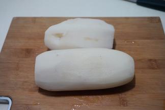 4.	汤煲了一小时后，将莲藕刮皮洗净；