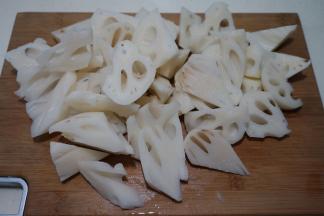 5.	切成细长的滚刀块，块大块小也随自己喜欢；