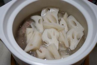 6.	将莲藕块入排骨汤锅中，搅拌均匀，盖盖继续煲；