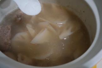 7.	煲到什么程度呢？可以夹一块莲藕尝尝是否合口感，如果糯糯的了，加入少许盐调味。关火。