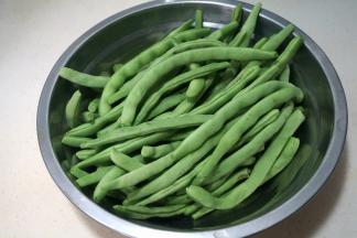 1.豆角掐头去尾去掉边筋，清洗干净；
