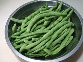 1.豆角掐头去尾去掉边筋，清洗干净；