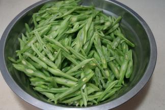 2.斜切成细长丝，可以找两三根差不多长的一起来细，这样速度会很快；