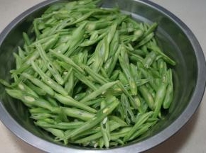 2.斜切成细长丝，可以找两三根差不多长的一起来细，这样速度会很快；