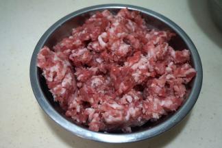 3.肉馅准备好，用量随意，不喜欢荤的直接素炒也不错；