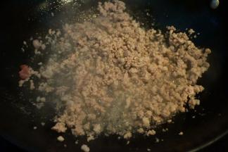 4.炒锅中倒适量油，将肉馅入锅中煸炒变色，全少许料酒去腥；