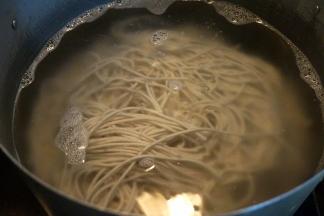 7.焖炒豆角丝时，别起一锅，水开后下面条，煮熟，捞出过两遍凉水；面条是手擀面最香最滋润，实在没有，用别的面条也凑合一顿了；