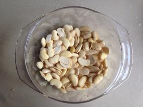 浸泡好后，把外皮剥掉