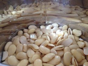 放入高压锅内，加入刚没过豆的水，按下煮豆键