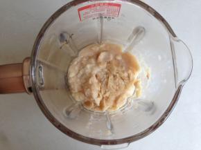 煮好的白芸豆放入破壁机内