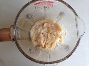 煮好的白芸豆放入破壁机内
