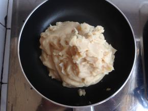 将白芸豆蓉放进锅内