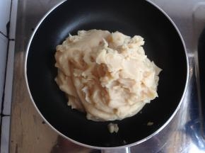 将白芸豆蓉放进锅内