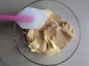 取出100克炒好的芸豆馅，加入黄油、咖啡粉、可可粉、低粉，不断揉至混合均匀