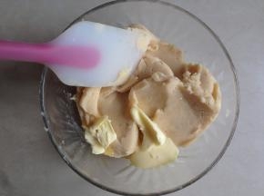 取出100克炒好的芸豆馅，加入黄油、咖啡粉、可可粉、低粉，不断揉至混合均匀
