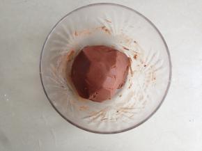 可以加适量水调节皮的软硬度，揉成咖啡味的桃山皮