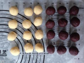 将咖啡味的桃山皮和芸豆馅分成每份25克，揉成圆球状