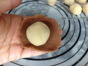 用手掌将皮压扁，中间放入馅料