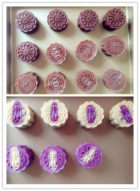 50克法焙客月饼模具在装有低筋面粉的碗内压一下，再抖出多余的面粉，将其放入到模具内，向下按压成型。最好直接将其放在烤盘内按压，这样不用移动月饼，防止变形